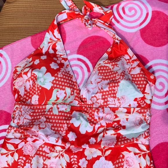 1XL Red Flower Patterned flattering one piece - Picture 3 of 6